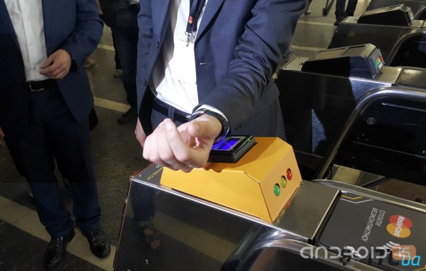 Киевляне оплачивают проезд в метро смартфоном