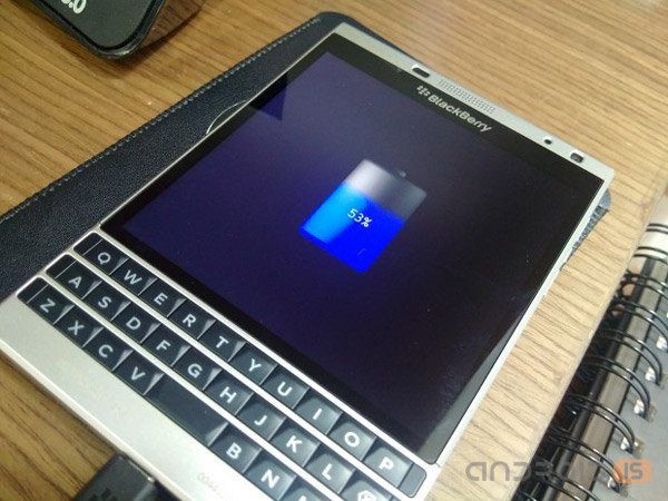 Новый BlackBerry Passport засветился на фото